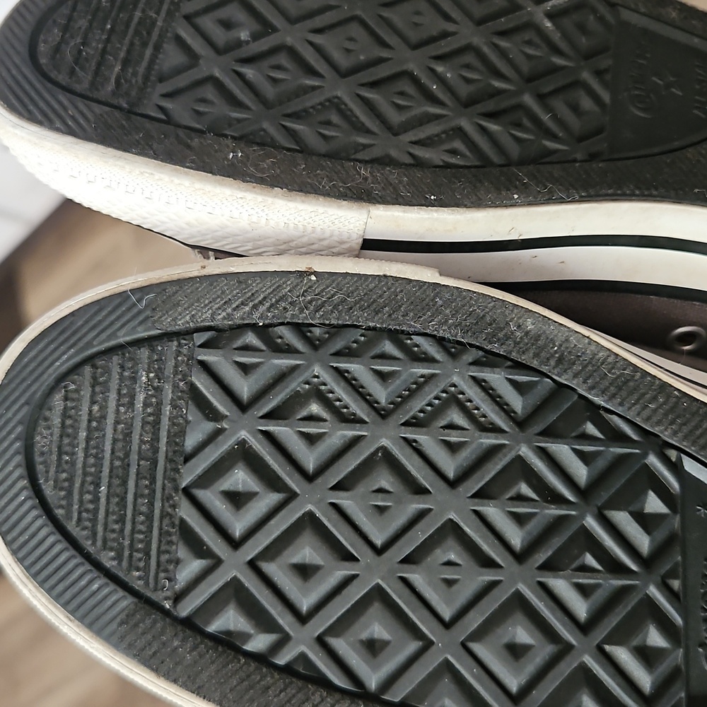 Size 9 Clean Converse! - Picture 6 of 6
